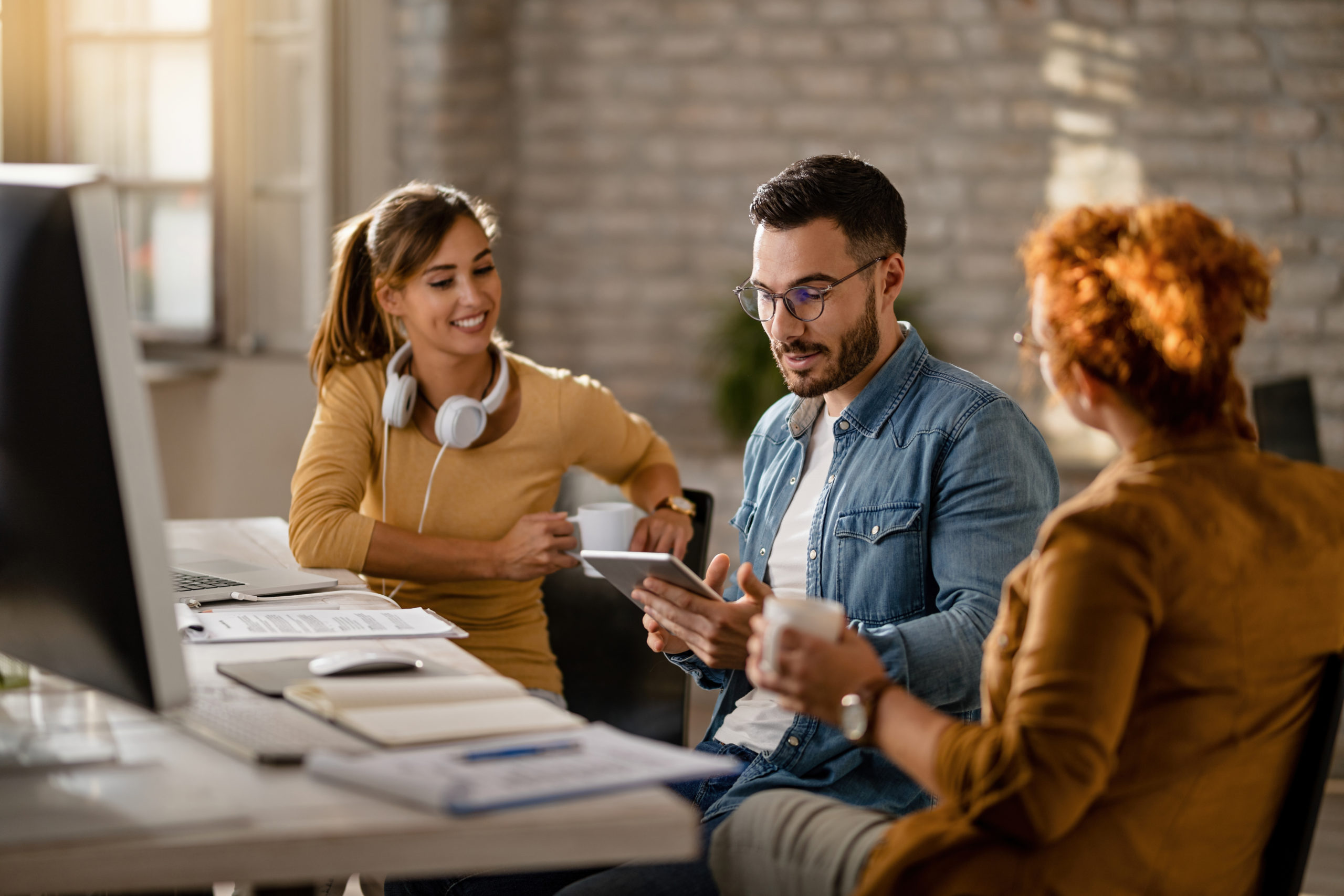 equipo jovenes empresarios que tienen reunion negocios oficina foco hombre negocios que usa tableta digital scaled