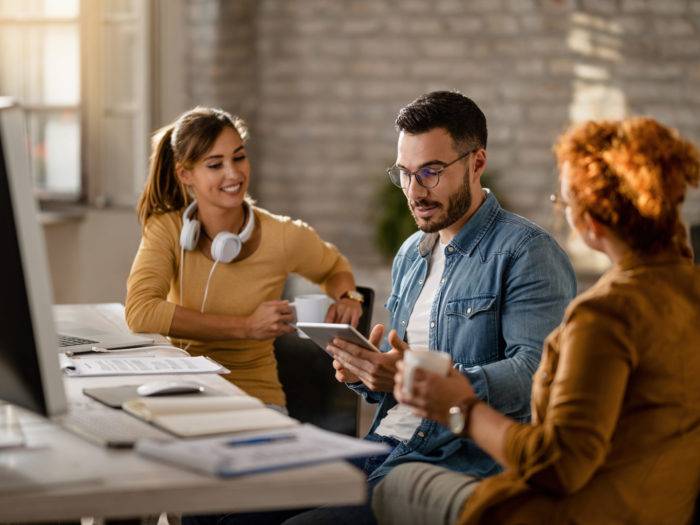 equipo jovenes empresarios que tienen reunion negocios oficina foco hombre negocios que usa tableta digital scaled